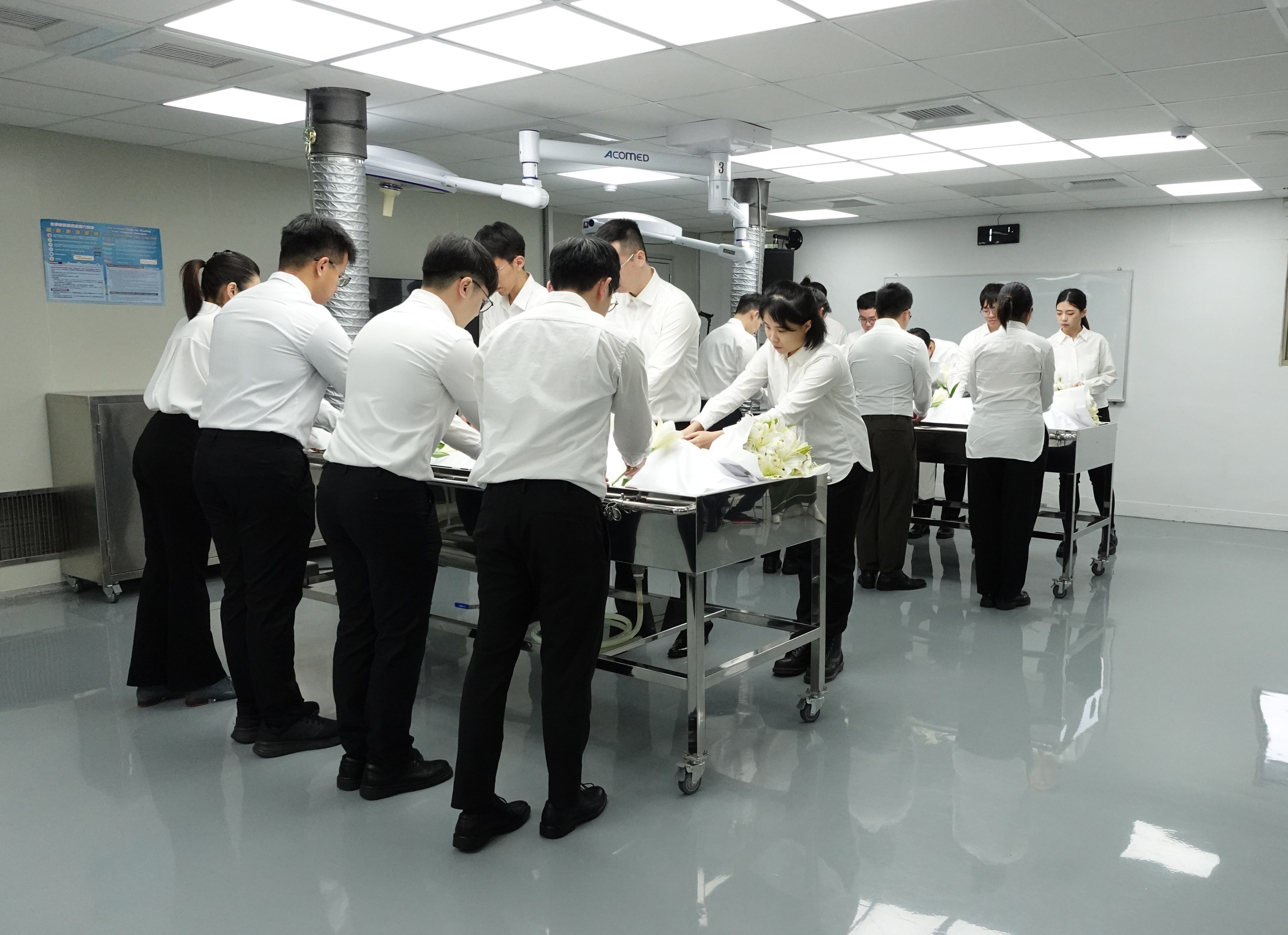 114學年度大體老師啟用儀式學生獻花